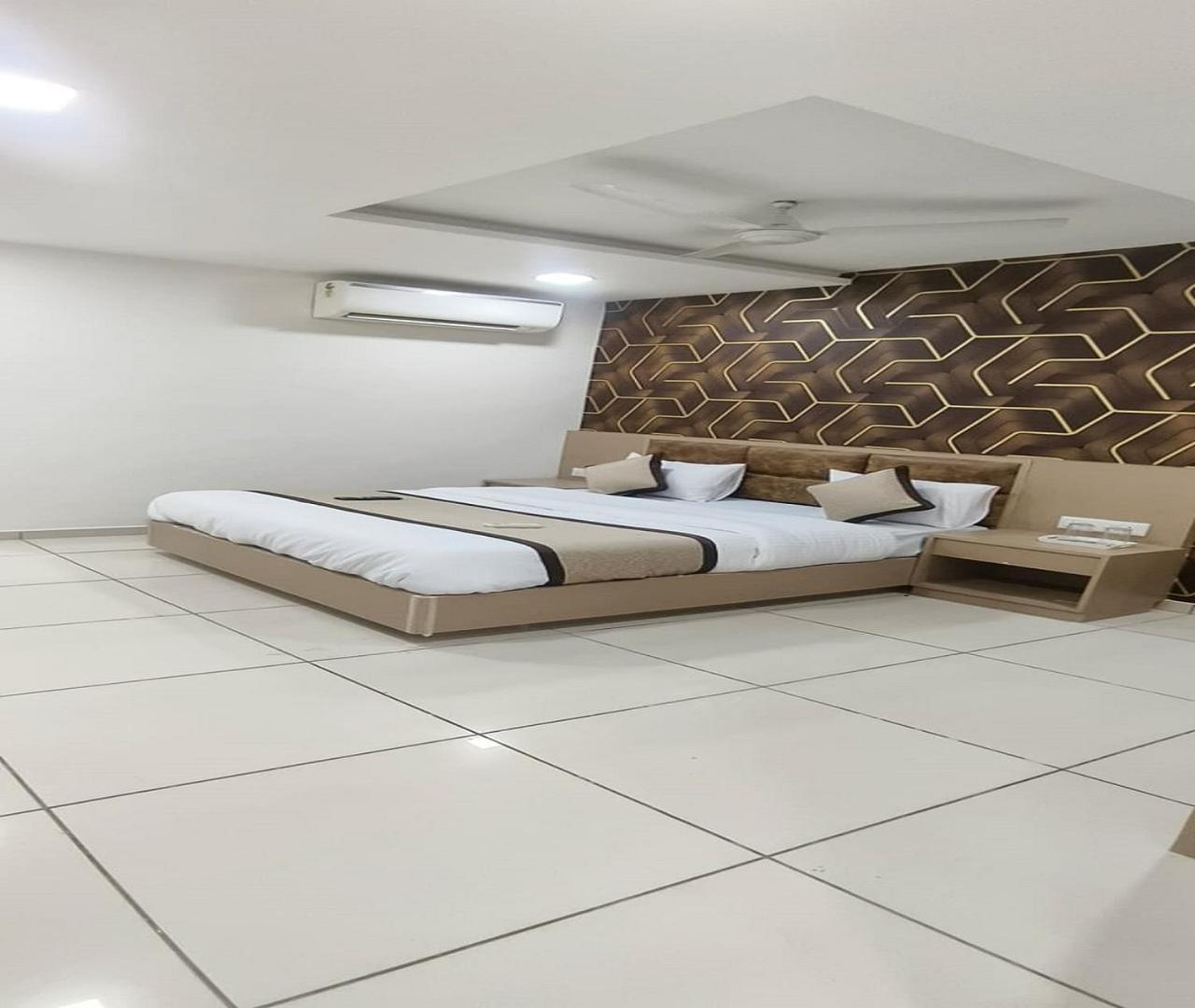 Hotel Nest View Ahmadabad Zewnętrze zdjęcie