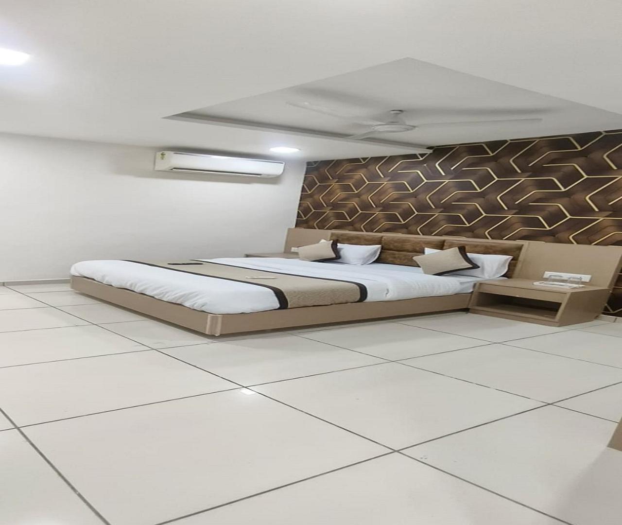 Hotel Nest View Ahmadabad Zewnętrze zdjęcie