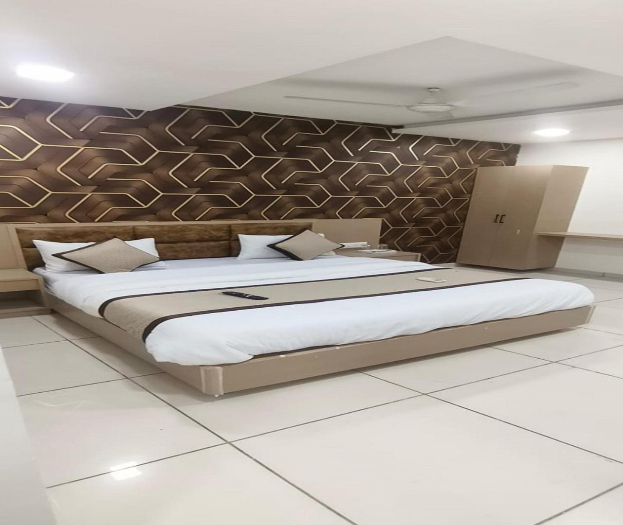 Hotel Nest View Ahmadabad Zewnętrze zdjęcie