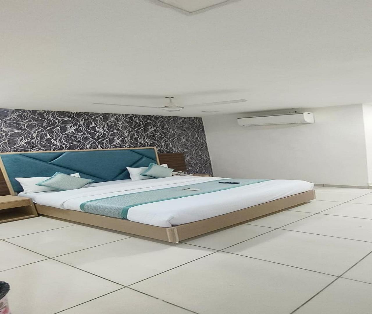 Hotel Nest View Ahmadabad Zewnętrze zdjęcie
